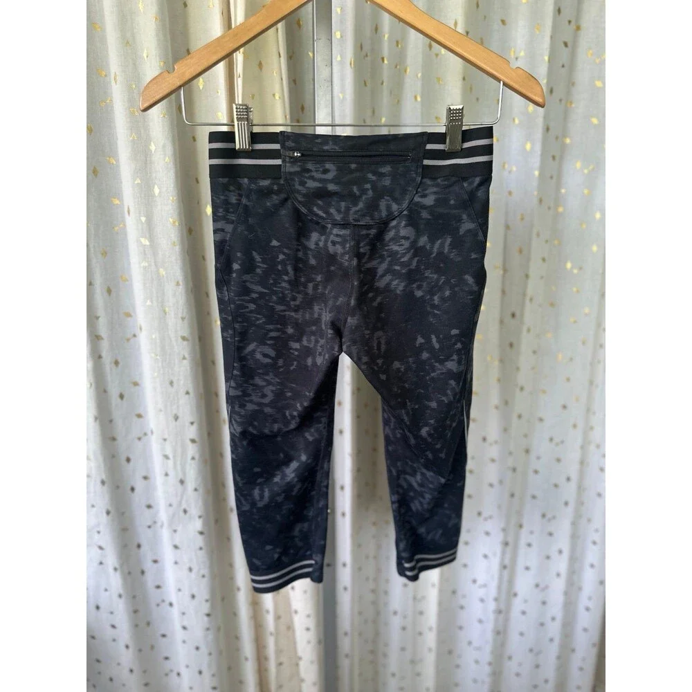 The North Face Animal Print Compression Back Zipper Pocket Capri Leggings S - Picture 3 of 6